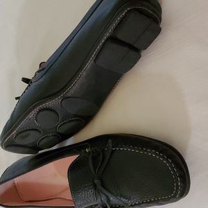 Antonio Melani black leather size 81/2 shoes.
